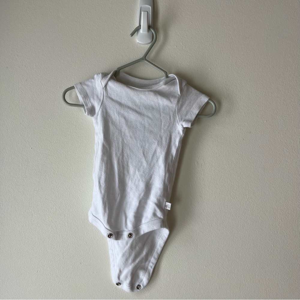 🌼 5/$20 Just Born Baby White Short Sleeve Onesie Bodysuit 0–3 Months